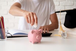 Consejos para Ahorrar en Servicios y Administrar tu Dinero Mensualmente