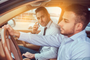 Qué revisar antes de contratar un seguro de auto para carretera en vacaciones