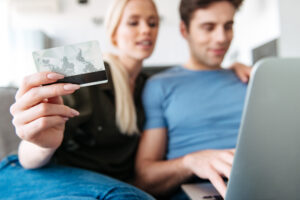 Tarjeta de crédito departamental vs bancaria: cuál conviene según tu forma de comprar